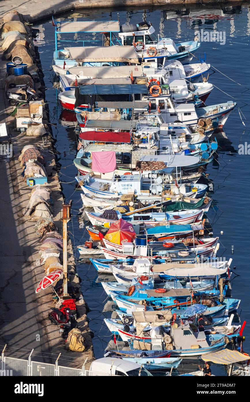 Nombreux bateaux de pêche colorés amarrés à la jetée, port de pêche de Kusadasi, Kusadasi, province d'Aydin, région égéenne, Turquie Banque D'Images