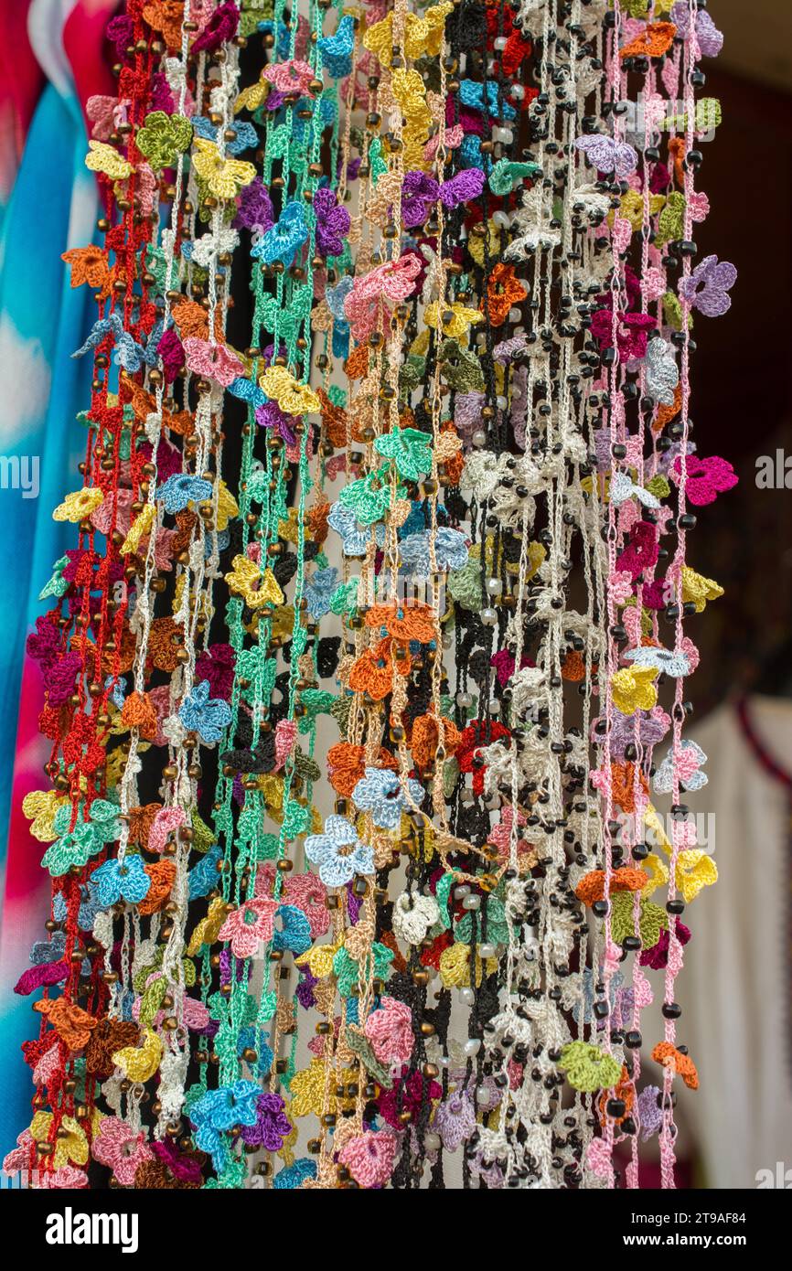 Turc coloré aiguille travail broderie fleurs comme arrière-plan Banque D'Images