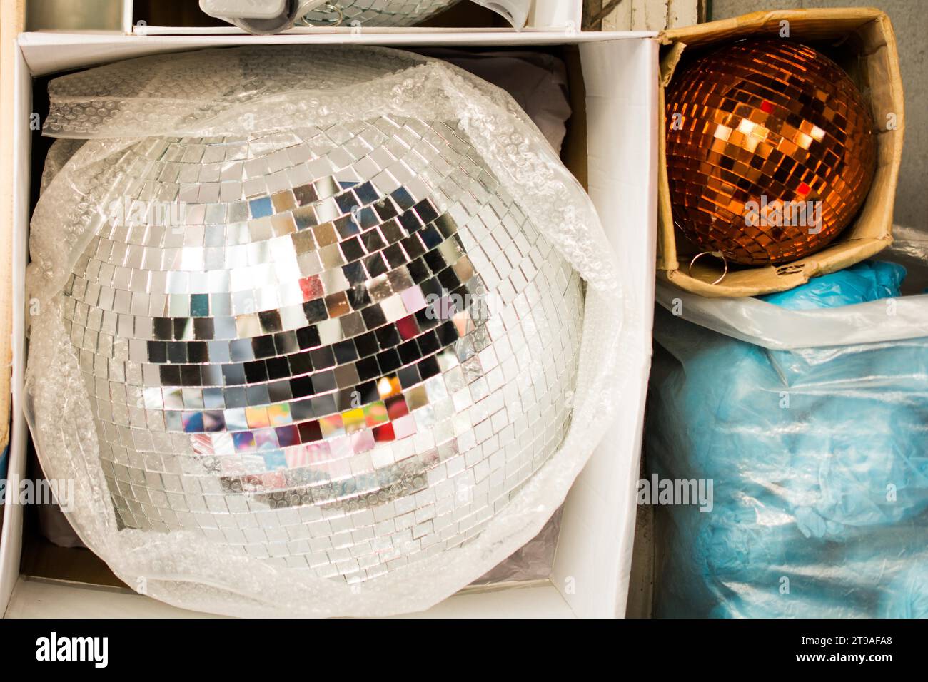 Ballons de danse avec miroirs pour danser dans un club de discothèque Banque D'Images