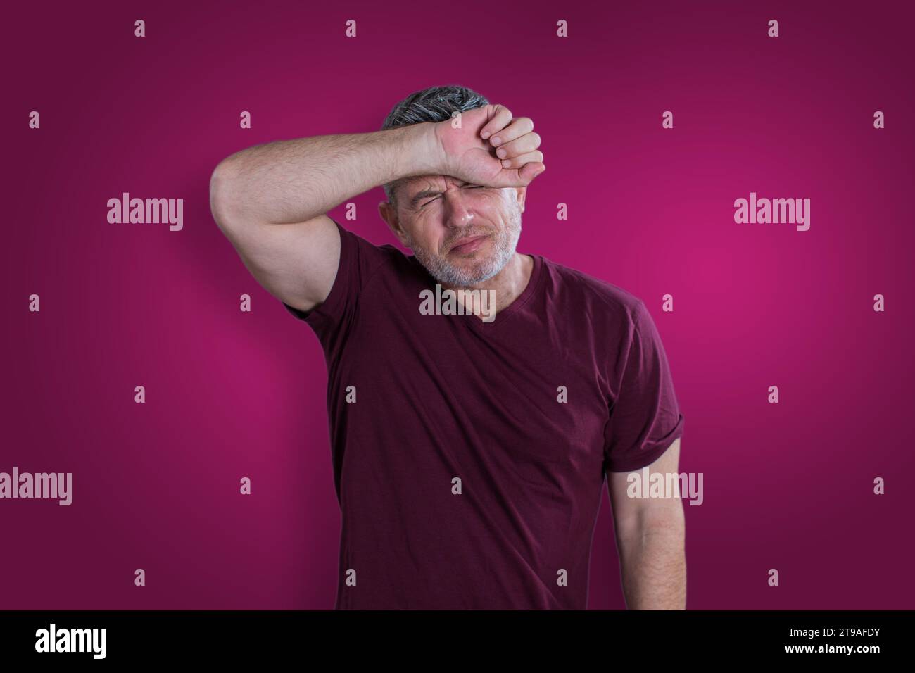 Personnes, crise, émotions et concept de stress. Malheureux homme triste souffrant de maux de tête Banque D'Images