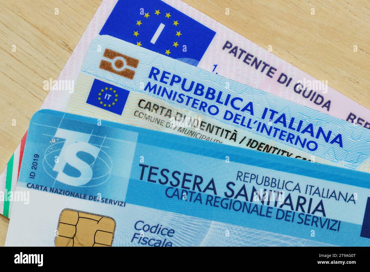 Gros plan de la carte italienne de permis de conduire, de la carte d'identité et de la carte d'assurance maladie Banque D'Images