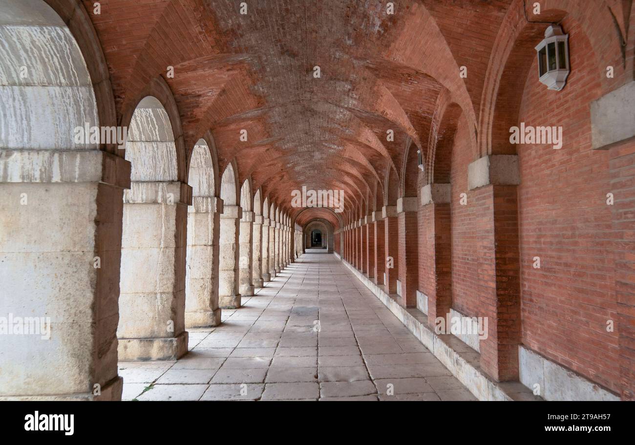 Un couloir symétrique avec des arcs et des colonnes dans le palais royal d'Aranjuez, Madrid, Espagne Banque D'Images