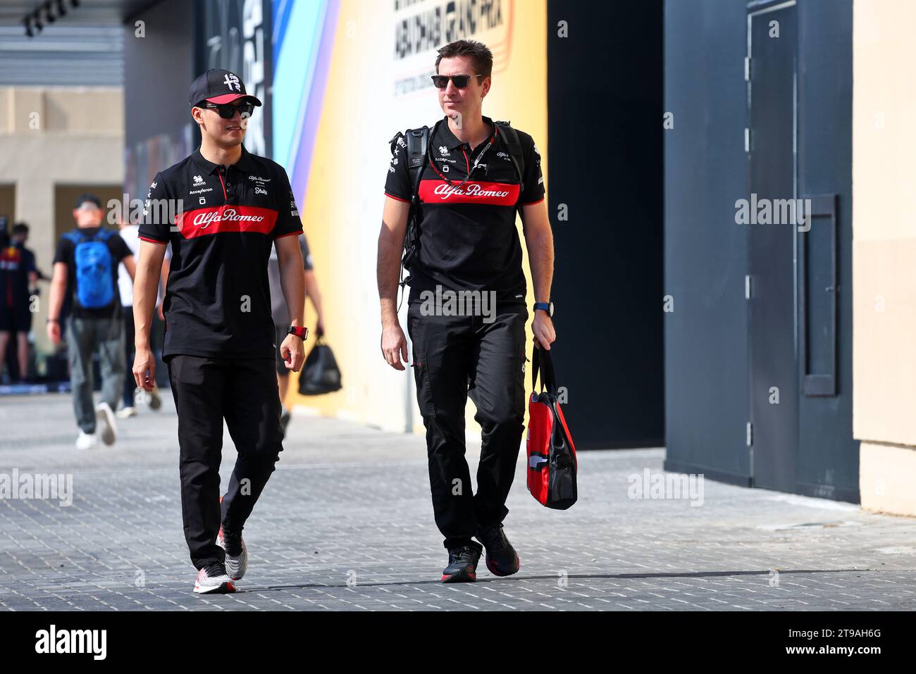 Abu Dhabi, Abu Dhabi. 24 novembre 2023. (De gauche à droite) : Zhou Guanyu (CHN) Alfa Romeo F1 Team avec Matteo Orsi (ITA) Alfa Romeo F1 Team Physio. 24.11.2023. Formula 1 World Championship, Rd 23, Grand Prix d'Abu Dhabi, circuit Yas Marina, Abu Dhabi, Practice Day. Crédit : XPB Images Ltd/Alamy Live News Banque D'Images