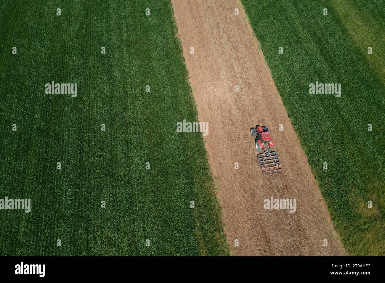 Vue drone, tracteur au travail entre champs verts, paysage agricole, Deutschkreutz, Blaufraenkischland, Burgenland, Autriche Banque D'Images