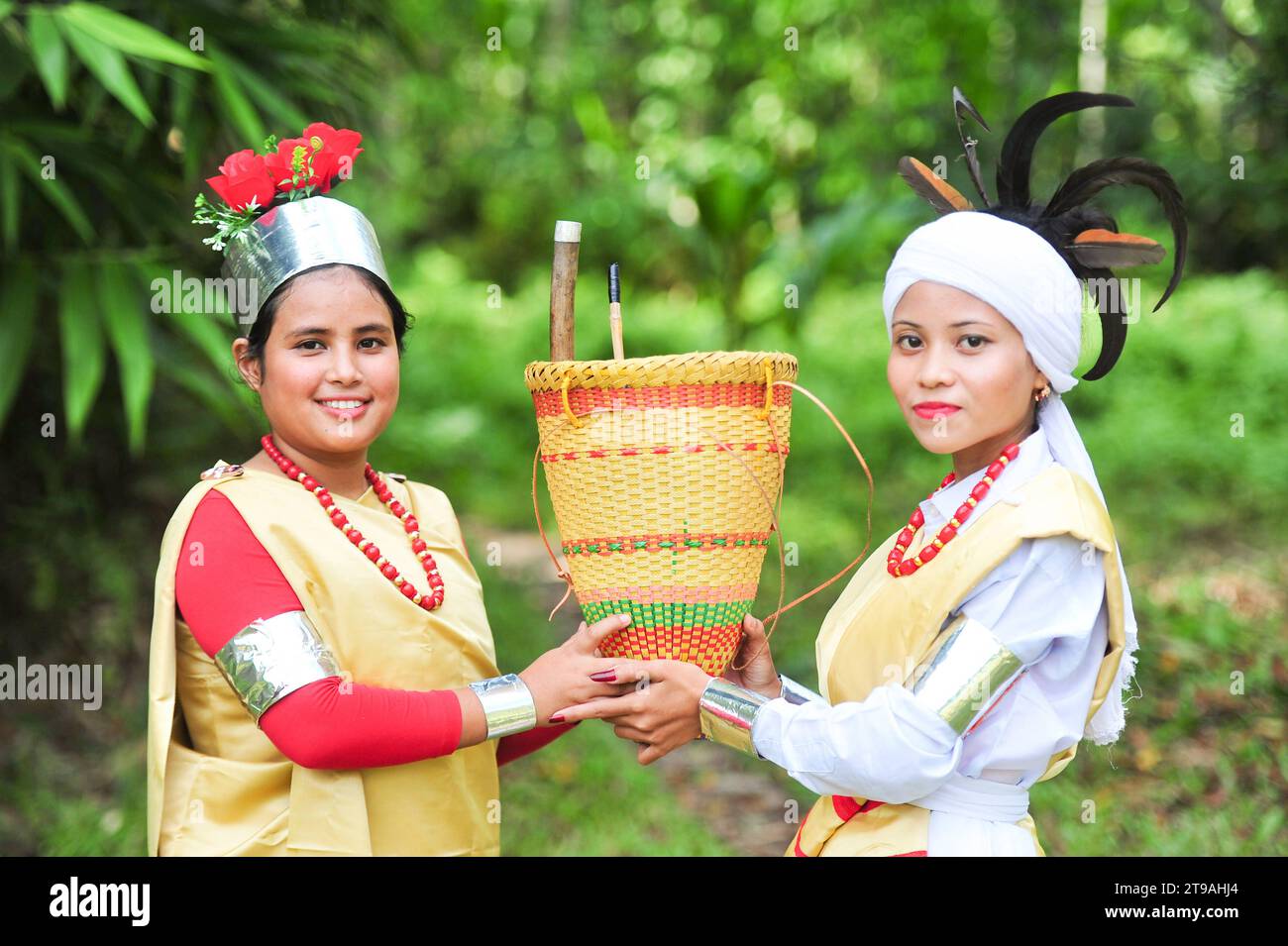 Khasi Seng Kut Snem Festival 2023 célébration 23 novembre 2023 Sylhet-Bangladesh : Khasi Tribe orne de leur tenue traditionnelle à l'occasion de célébrer Khasi Seng Kut Snem 2023 organisé par le Conseil social Khasi. Khasi Seng Kutsnem, un festival traditionnel de fin d'année de la communauté Khasi de la Division du Grand Sylhet, a eu lieu au champ Magurchhara Khasia Punji à Kamalganj. Sylhet Bangladesh Copyright : xMdxRafayatxHaquexKhanxxEyepixxGrx crédit : Imago/Alamy Live News Banque D'Images