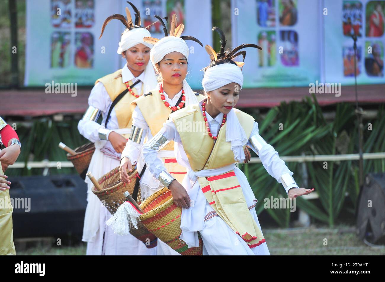 Khasi Seng Kut Snem Festival 2023 célébration 23 novembre 2023 Sylhet-Bangladesh : Khasi Tribe orne de leur tenue traditionnelle à l'occasion de célébrer Khasi Seng Kut Snem 2023 organisé par le Conseil social Khasi. Khasi Seng Kutsnem, un festival traditionnel de fin d'année de la communauté Khasi de la Division du Grand Sylhet, a eu lieu au champ Magurchhara Khasia Punji à Kamalganj. Sylhet Bangladesh Copyright : xMdxRafayatxHaquexKhanxxEyepixxGrx crédit : Imago/Alamy Live News Banque D'Images