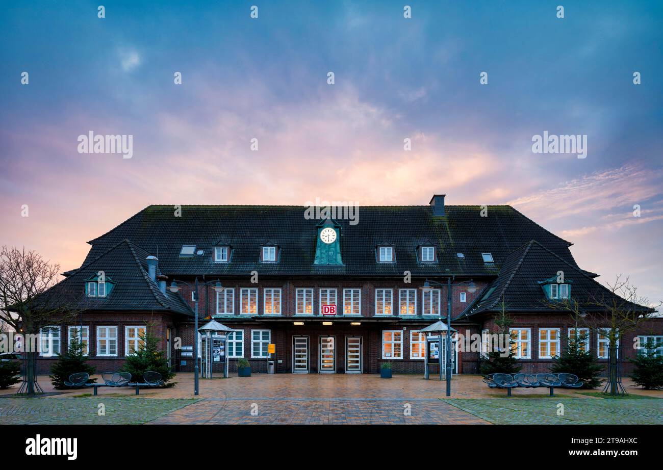 Bâtiment de la gare, gare de Westerland, aube, île de Sylt en mer du Nord, Frise du Nord, Schleswig-Holstein, Allemagne Banque D'Images