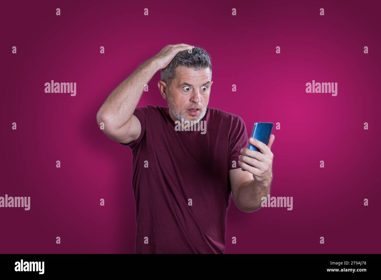 Homme sérieux confus utilisant un téléphone portable. Concept d'émotion Banque D'Images