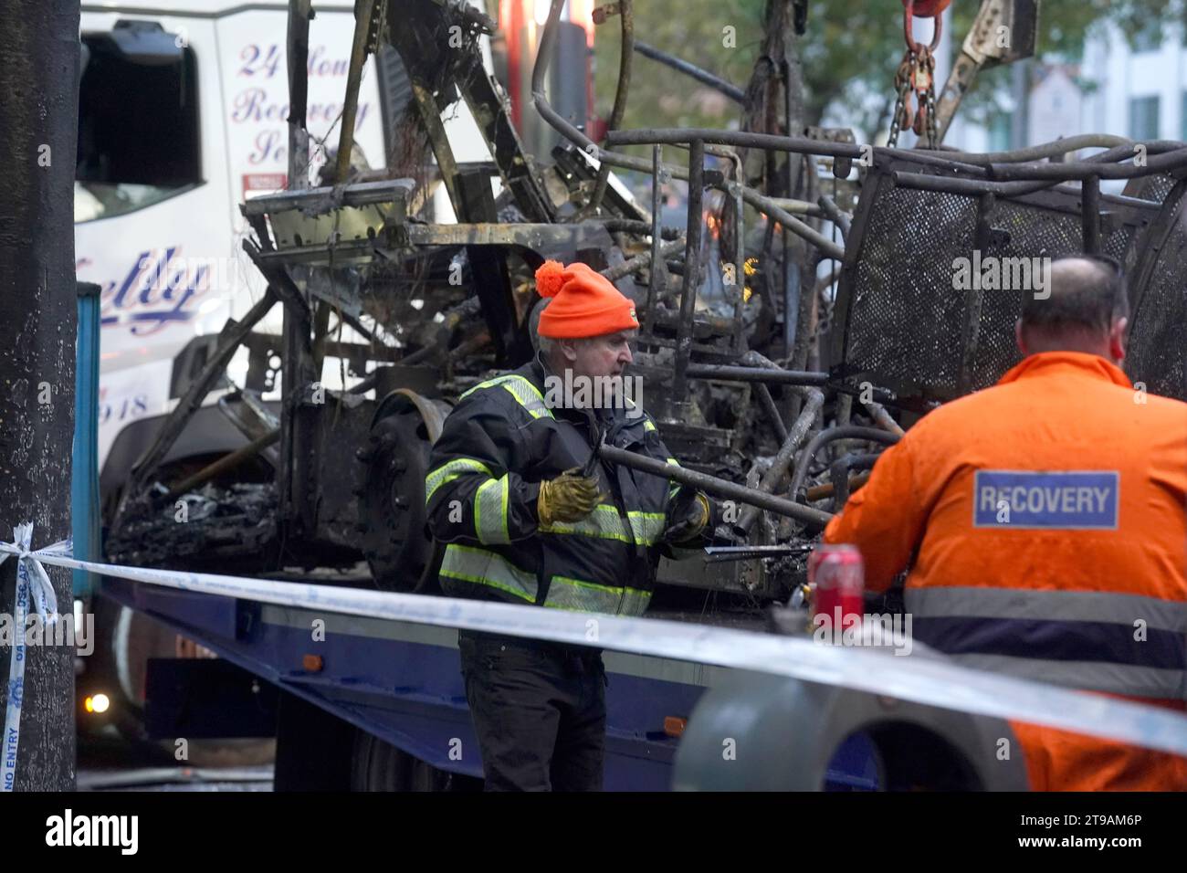 RETRANSMISSION DE LA LÉGENDE MODIFIÉE AU BUS Un bus brûlé est retiré de O'Connell Street à Dublin, à la suite de scènes violentes dans le centre-ville jeudi soir. Les troubles sont survenus après une attaque sur Parnell Square East où cinq personnes ont été blessées, dont trois jeunes enfants. Date de la photo : Vendredi 24 novembre 2023. Banque D'Images