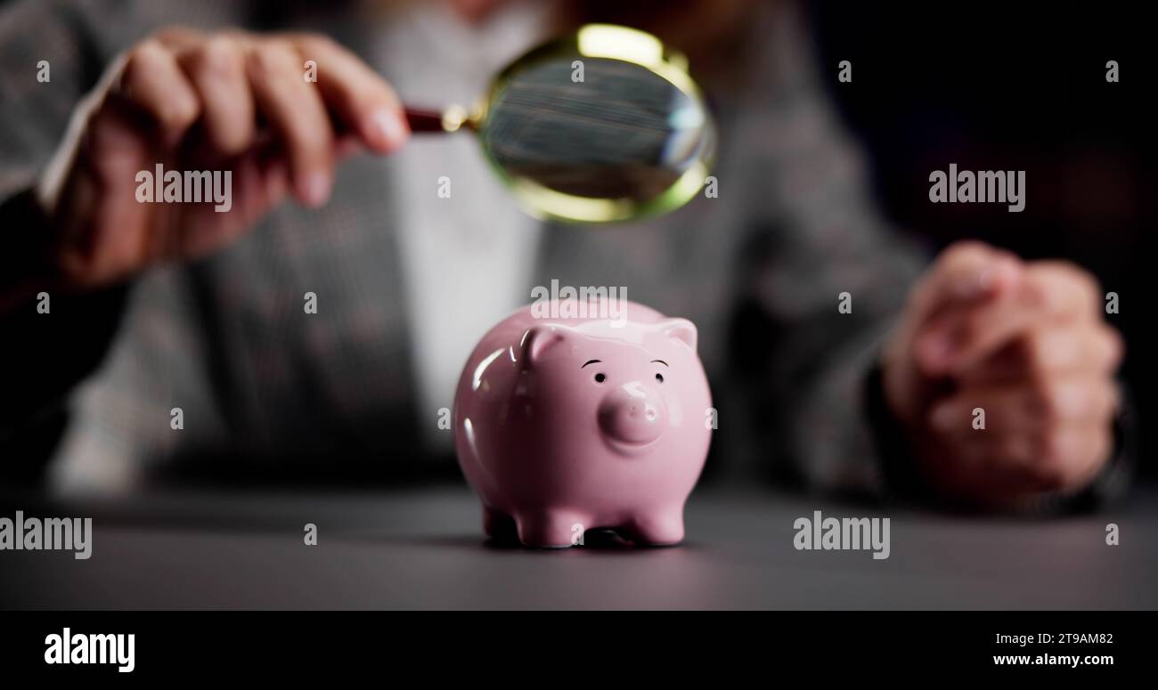 Smart Businesswoman économiser de l'argent avec Piggybank Bank Banque D'Images