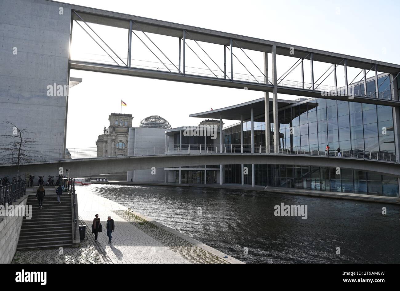Berlin, Allemagne - 3 novembre 2022 : personnes près du bâtiment Paul Loebe à Berlin. Banque D'Images