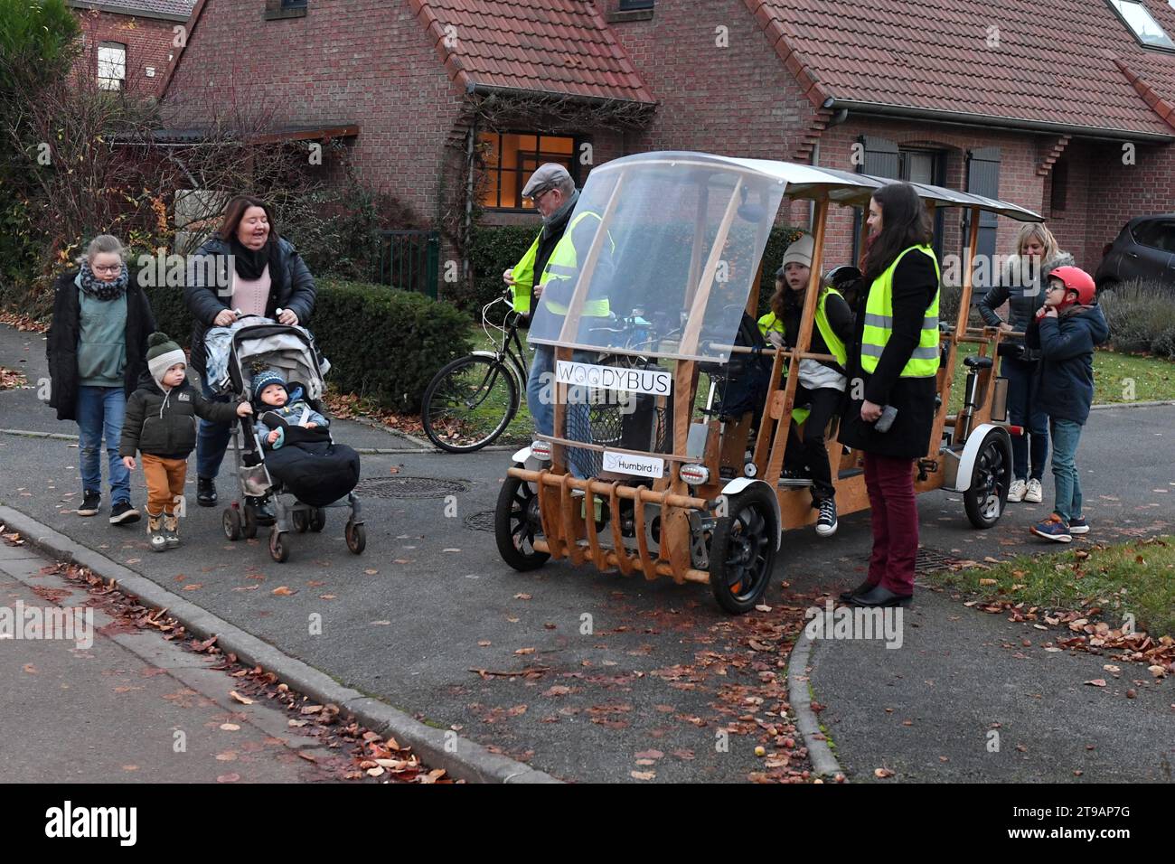 France. 24 novembre 2023. © PHOTOPQR/VOIX DU NORD/BAZIZ CHIBANE ; 24/11/2023 ; TRESSIN - le : 24/11/2023 - un ramassage scolaire en velo charrette en bois a ete mis en place par la mairie. PHOTO : BAZIZ CHIBANE/LA VOIX DU NORD Tressin, France, 24 nov 2023. Un trajet en bus scolaire en chariot en bois a été mis en place par la mairie crédit : MAXPPP/Alamy Live News Banque D'Images