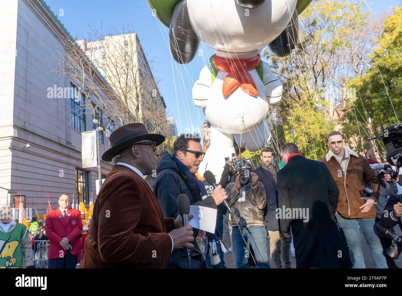 Al Roker interviewe Jimmy Fallon avant le défilé annuel Macy's Thanksgiving Day Parade à New York. Banque D'Images