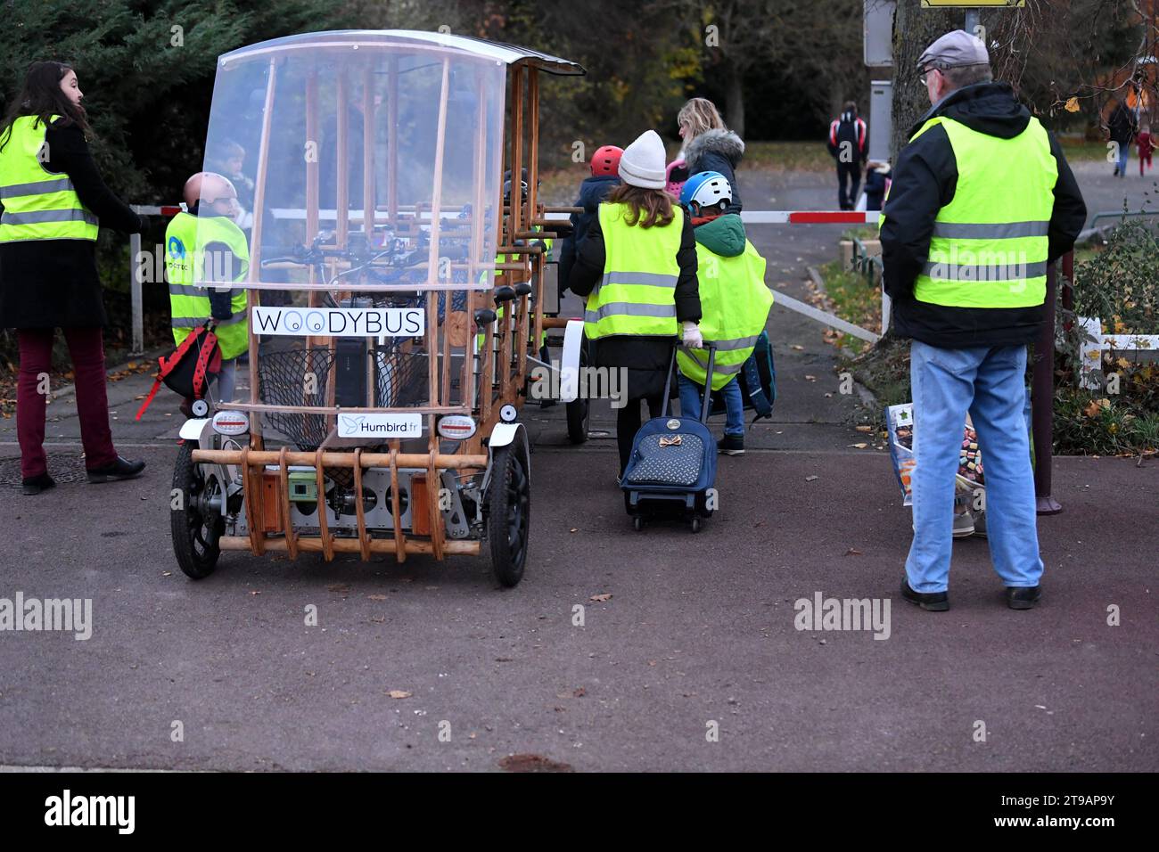 France. 24 novembre 2023. © PHOTOPQR/VOIX DU NORD/BAZIZ CHIBANE ; 24/11/2023 ; TRESSIN - le : 24/11/2023 - un ramassage scolaire en velo charrette en bois a ete mis en place par la mairie. PHOTO : BAZIZ CHIBANE/LA VOIX DU NORD Tressin, France, 24 nov 2023. Un trajet en bus scolaire en chariot en bois a été mis en place par la mairie crédit : MAXPPP/Alamy Live News Banque D'Images