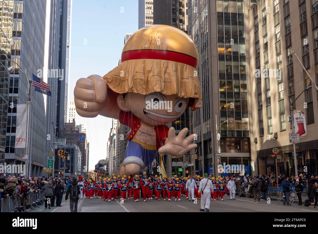 New York, États-Unis. 23 novembre 2023. Le ballon Monkey D. Luffy se déplace à travers la parade annuelle du jour de Thanksgiving de Macy à New York. Crédit : SOPA Images Limited/Alamy Live News Banque D'Images