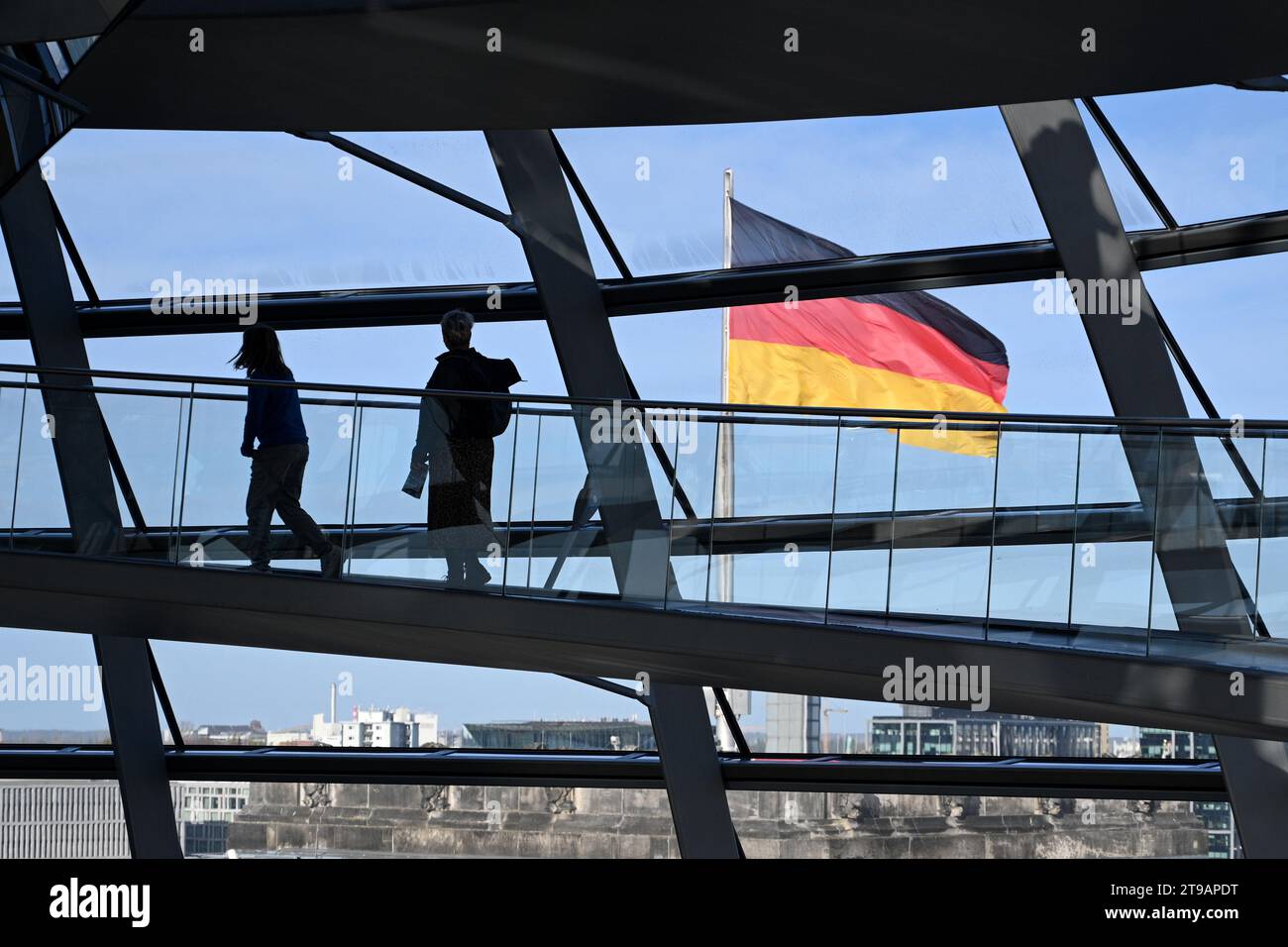 Berlin, Allemagne - 02 novembre 2022 : visiteurs sur le dôme du Reichstag. Le dôme du Reichstag est un dôme de verre construit sur le dessus du rebu Banque D'Images