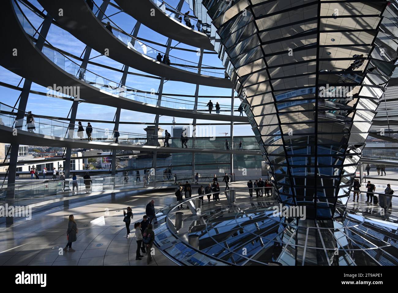 Berlin, Allemagne - 02 novembre 2022 : visiteurs sur le dôme du Reichstag. Le dôme du Reichstag est un dôme de verre construit sur le dessus du rebu Banque D'Images
