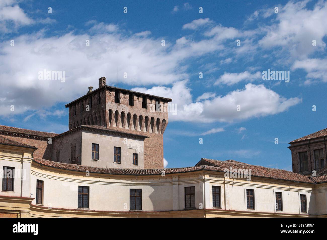 Partie du Palazzo Ducale avec la tour du château de San Giorgio en arrière-plan, Mantoue, Lombardie, Italie Banque D'Images