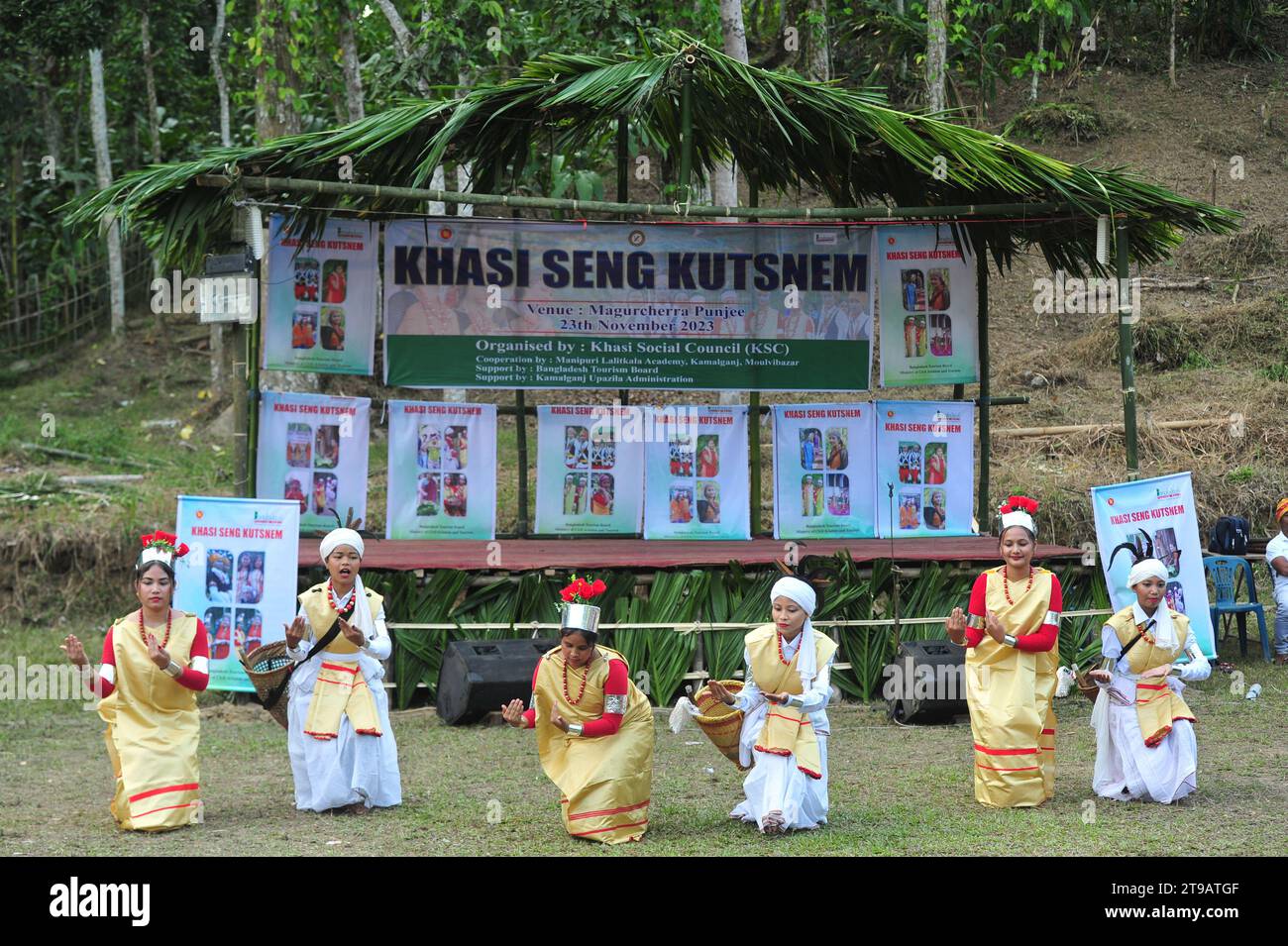 Sylhet, Bangladesh. 23 novembre 2023. La tribu Khasi vêtue de leur tenue traditionnelle pour célébrer Khasi Seng Kut Snem 2023 organisé par le Conseil social Khasi. Khasi Seng Kut snem est un festival traditionnel de fin d'année de la communauté Khasi du Grand Sylhet Division. Cette cérémonie a eu lieu au champ Magurchhara Khasia Punji à Kamalganj. Banque D'Images