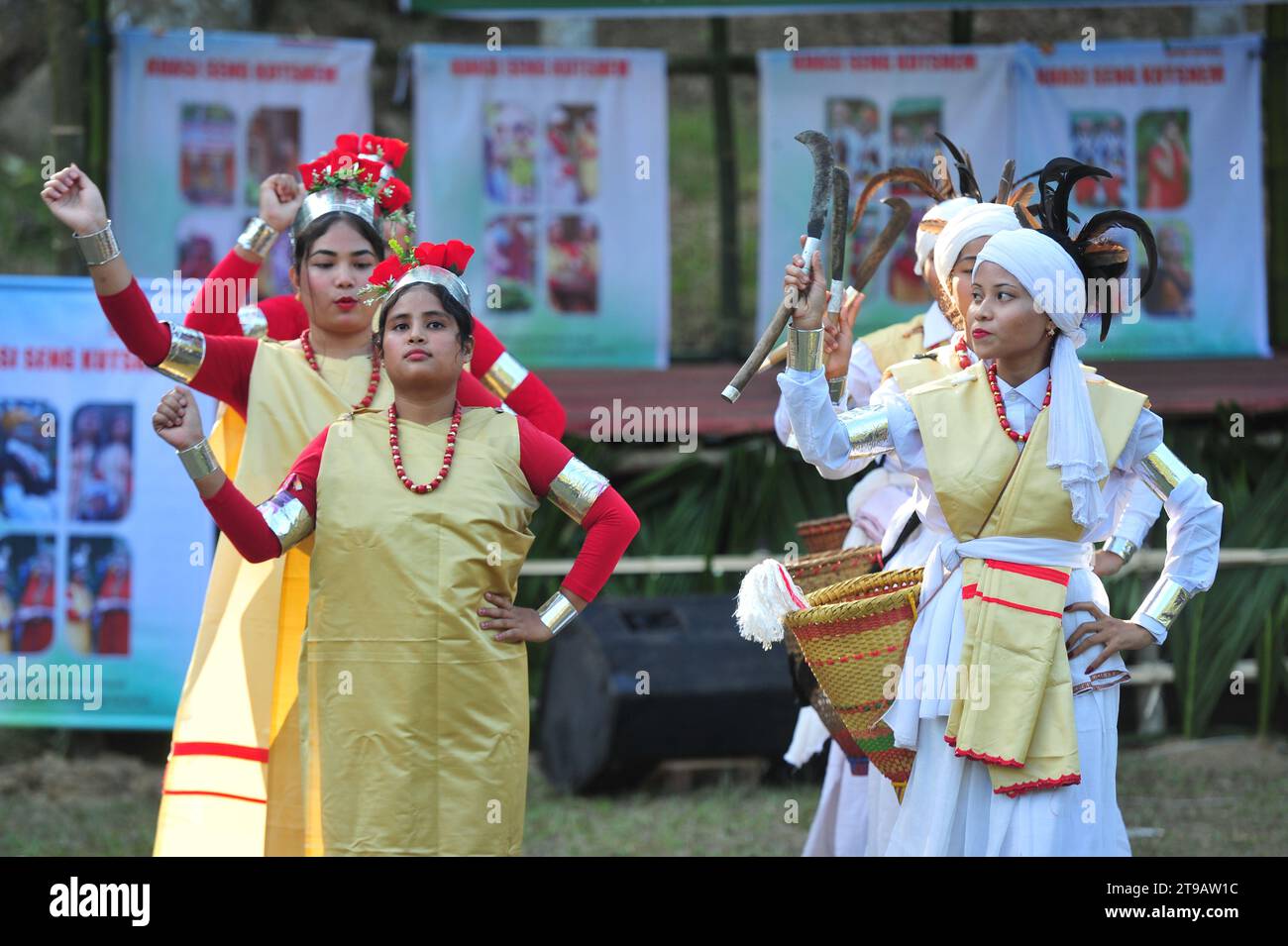 Sylhet, Bangladesh. 23 novembre 2023. La tribu Khasi vêtue de leur tenue traditionnelle pour célébrer Khasi Seng Kut Snem 2023 organisé par le Conseil social Khasi. Khasi Seng Kut snem est un festival traditionnel de fin d'année de la communauté Khasi du Grand Sylhet Division. Cette cérémonie a eu lieu au champ Magurchhara Khasia Punji à Kamalganj. Banque D'Images