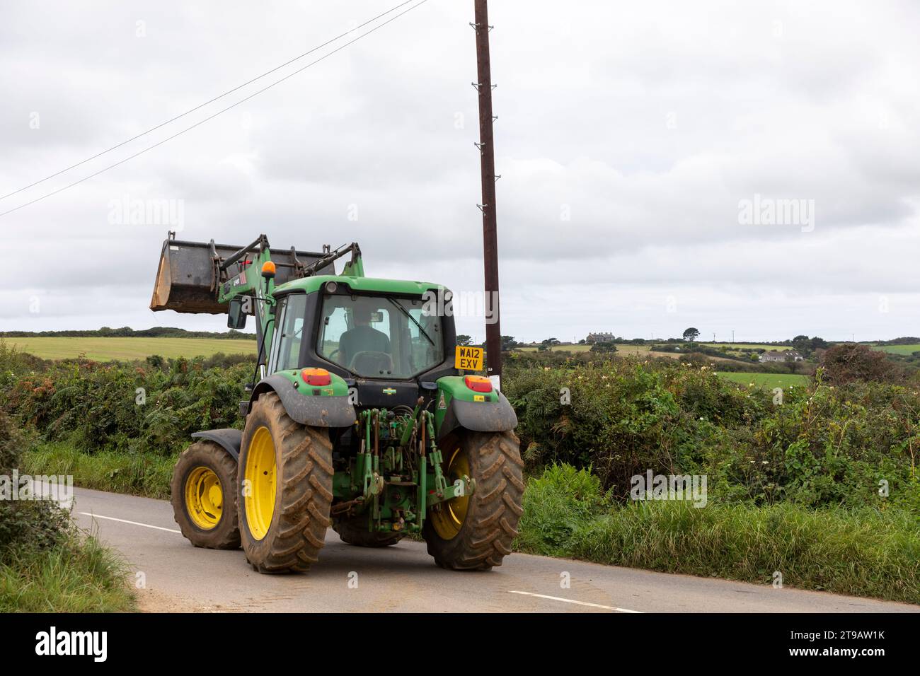 Tracteur agricole sur une route étroite près de St Ives en Cornouailles, Angleterre, Royaume-Uni, 2023 Banque D'Images