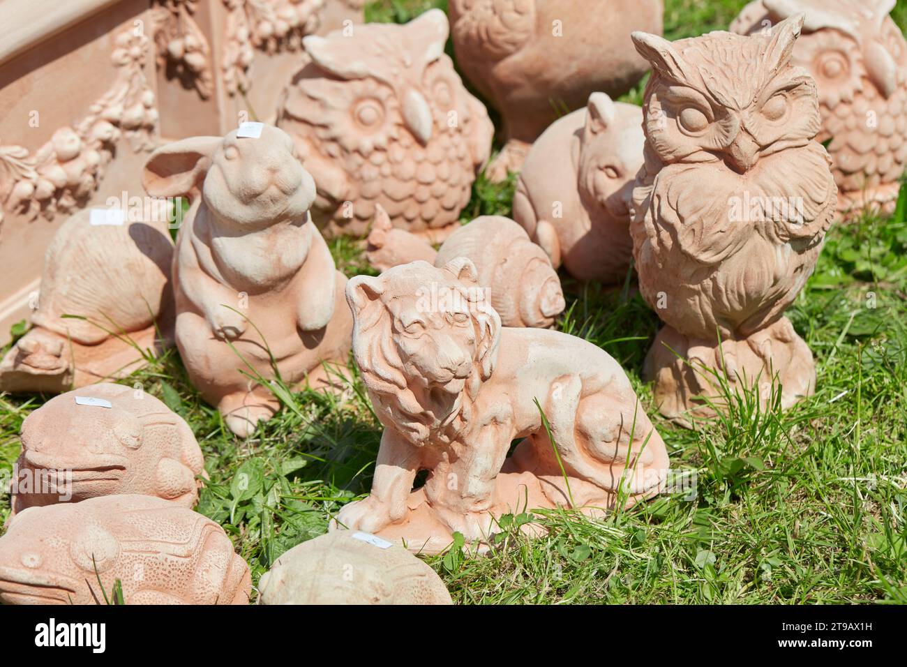 CARAVINO, ITALIE - 28 AVRIL 2023 : sculptures d'animaux de compagnie en terre cuite au printemps lors de la foire Tre Giorni per il Giardino au château Masino près de Turin, Italie. Banque D'Images
