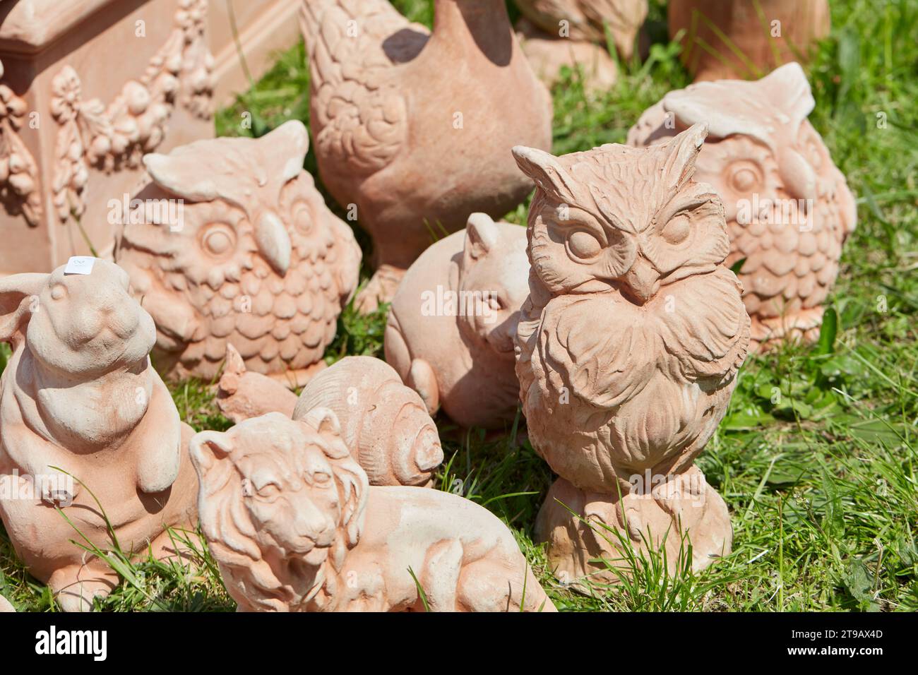 CARAVINO, ITALIE - 28 AVRIL 2023 : sculptures d'animaux de compagnie en terre cuite au printemps lors de la foire Tre Giorni per il Giardino au château Masino près de Turin, Italie. Banque D'Images