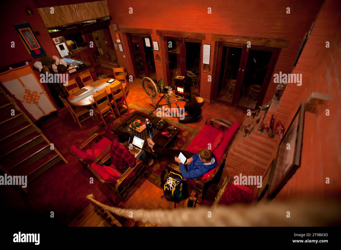 Trois hommes se détendent dans la maison la nuit avec des vélos de montagne. Banque D'Images