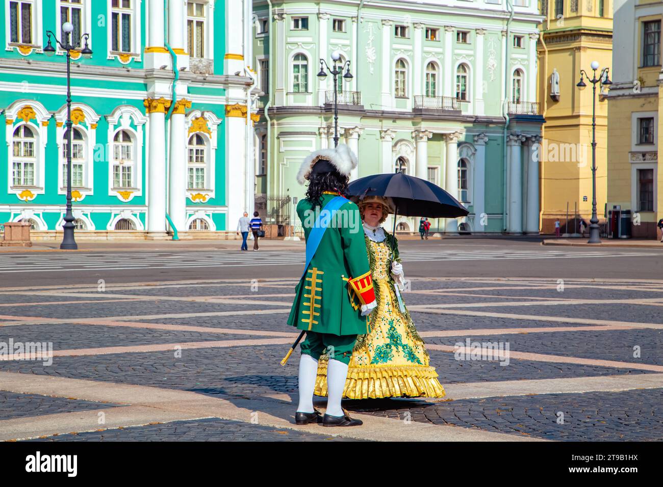 L'empereur Pierre Ier et l'impératrice Catherine Ier marchent le long de la place du Palais. St. Petersburg, Russie - 11 septembre 2023. Banque D'Images