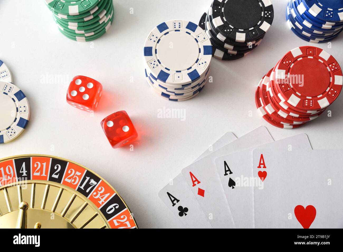 Fond de jeux de casino isolé sur la table blanche avec des cartes à jouer, des jetons de pari et des dés pour jouer à divers jeux de hasard. Vue de dessus. Banque D'Images