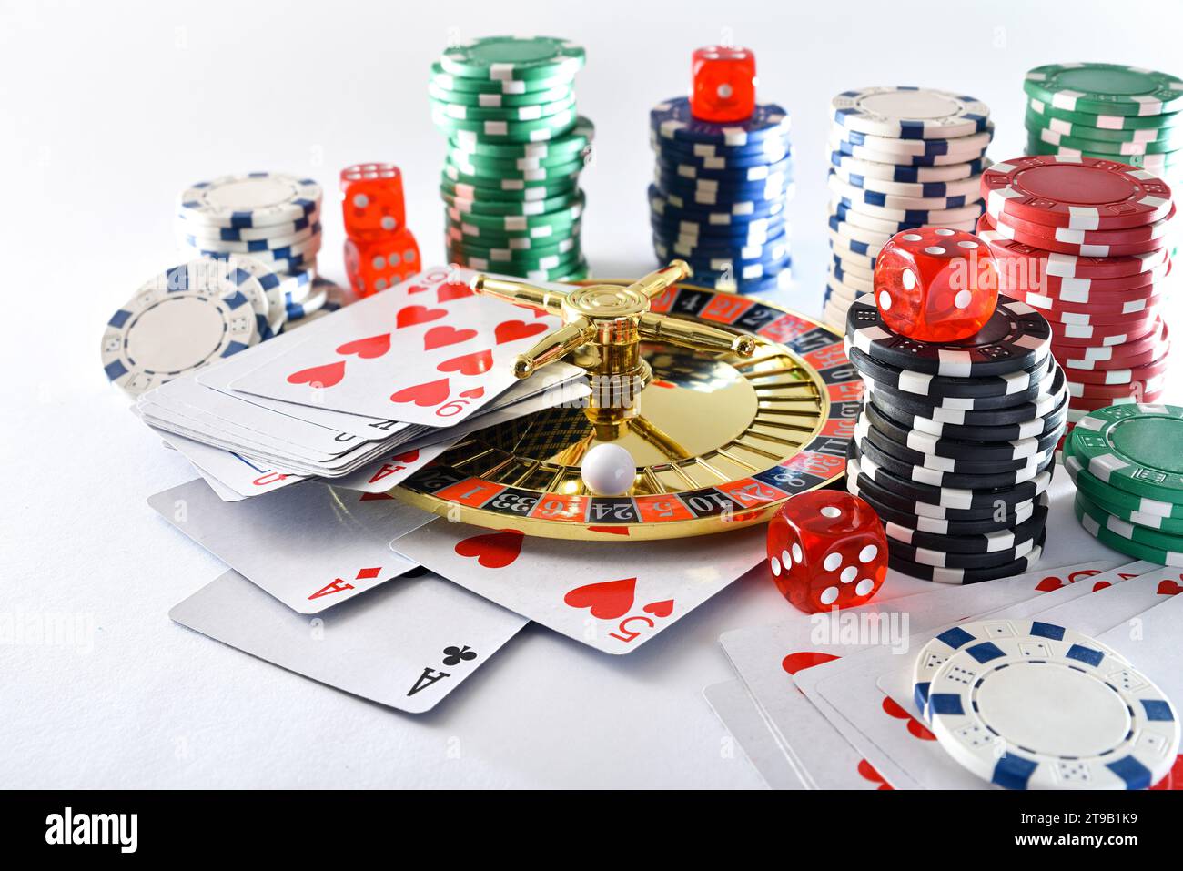 Fond de jeux de casino isolé sur fond blanc avec des cartes à jouer, des jetons de pari et des dés pour jouer à divers jeux de hasard. Vue surélevée. Banque D'Images