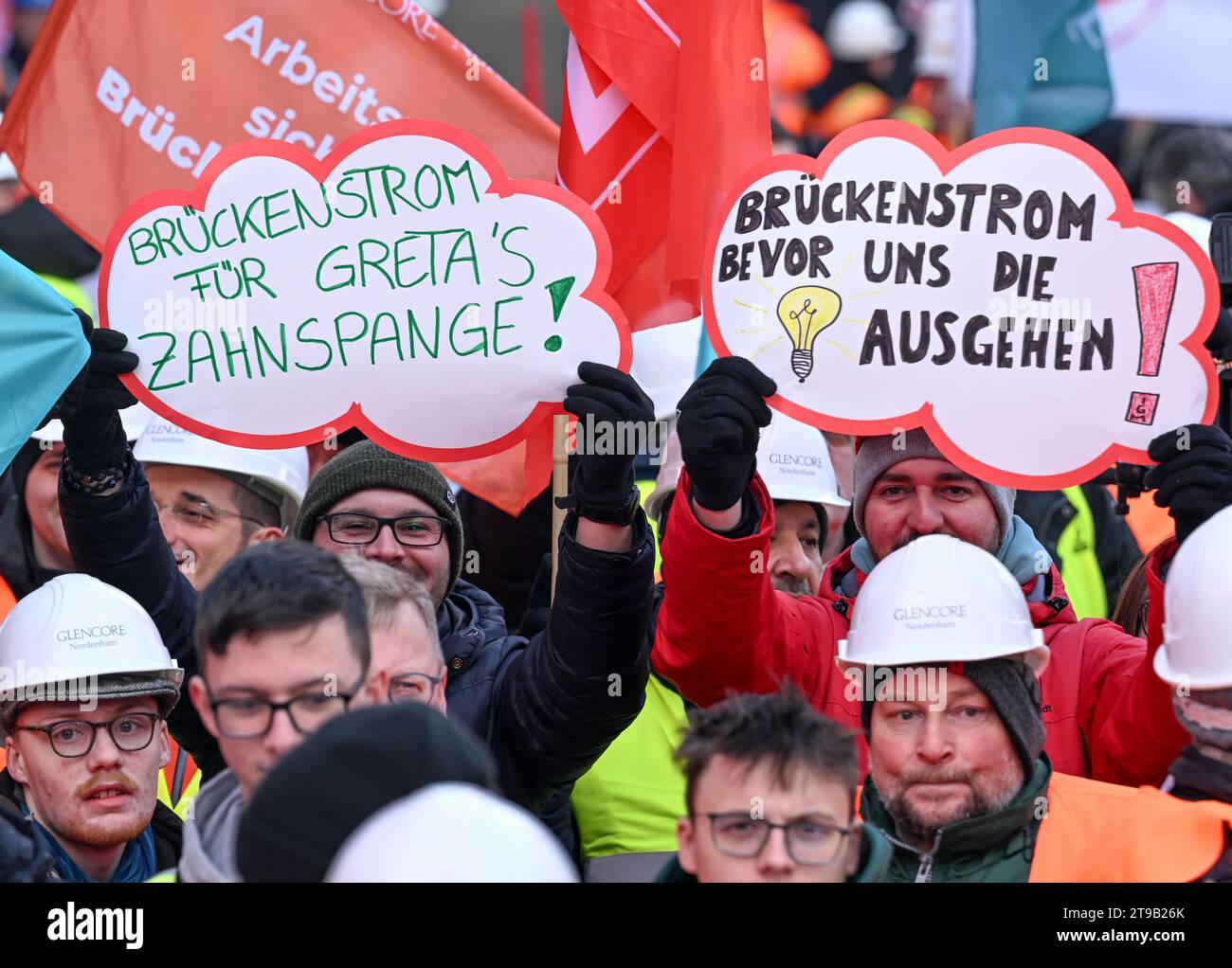 Berlin, Allemagne. 24 novembre 2023. Dans le cadre de cette journée d'action nationale, les participants à un rassemblement devant le ministère des Finances manifestent avec des affiches telles que 'Brückenstrom, bevor uns die Lichter ausgehen!' Et 'Brückenstrom für Greta's Zahnspange!' pour un prix d'électricité de pont. Les syndicats veulent organiser des rassemblements publics dans toute l'Allemagne pour exiger une réduction temporaire du prix de l'électricité pour les industries à forte intensité énergétique. Crédit : Soeren Stache/dpa/Alamy Live News Banque D'Images