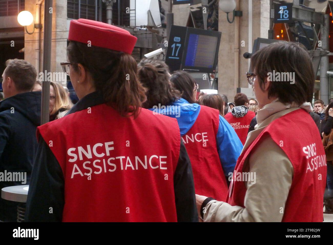 Paris, France - avril 04 2018 : le personnel de la SNCF porte les vestes rouges avec « SNCF assistance » écrit au dos. Ces employés sont déployés t Banque D'Images