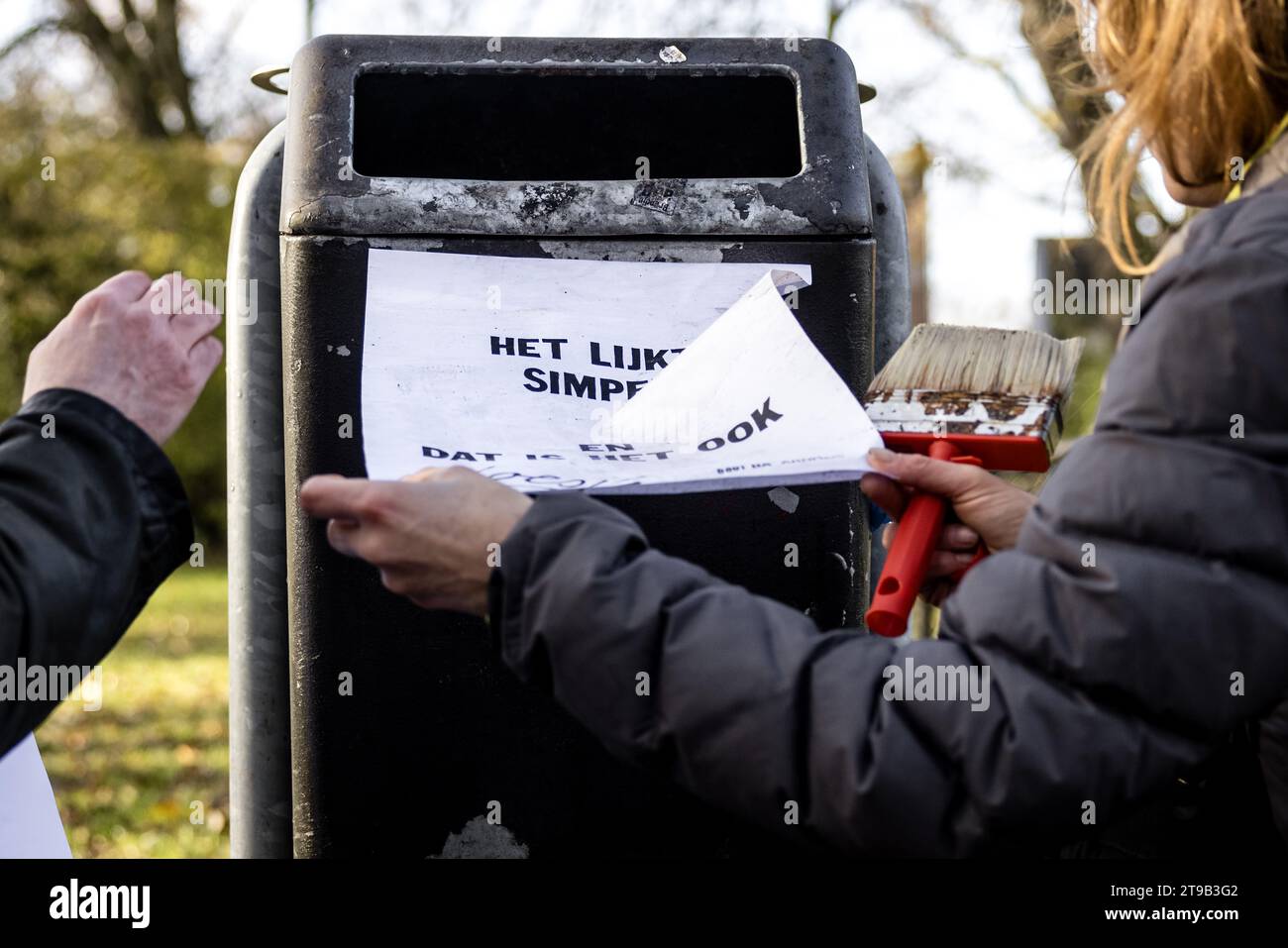 TILBURG - Un supporter de Loesje place des affiches lors d'un marathon d'autocollants pour le quarantième anniversaire de Loesje. ANP ROB ENGELAAR pays-bas Out - belgique Out Banque D'Images