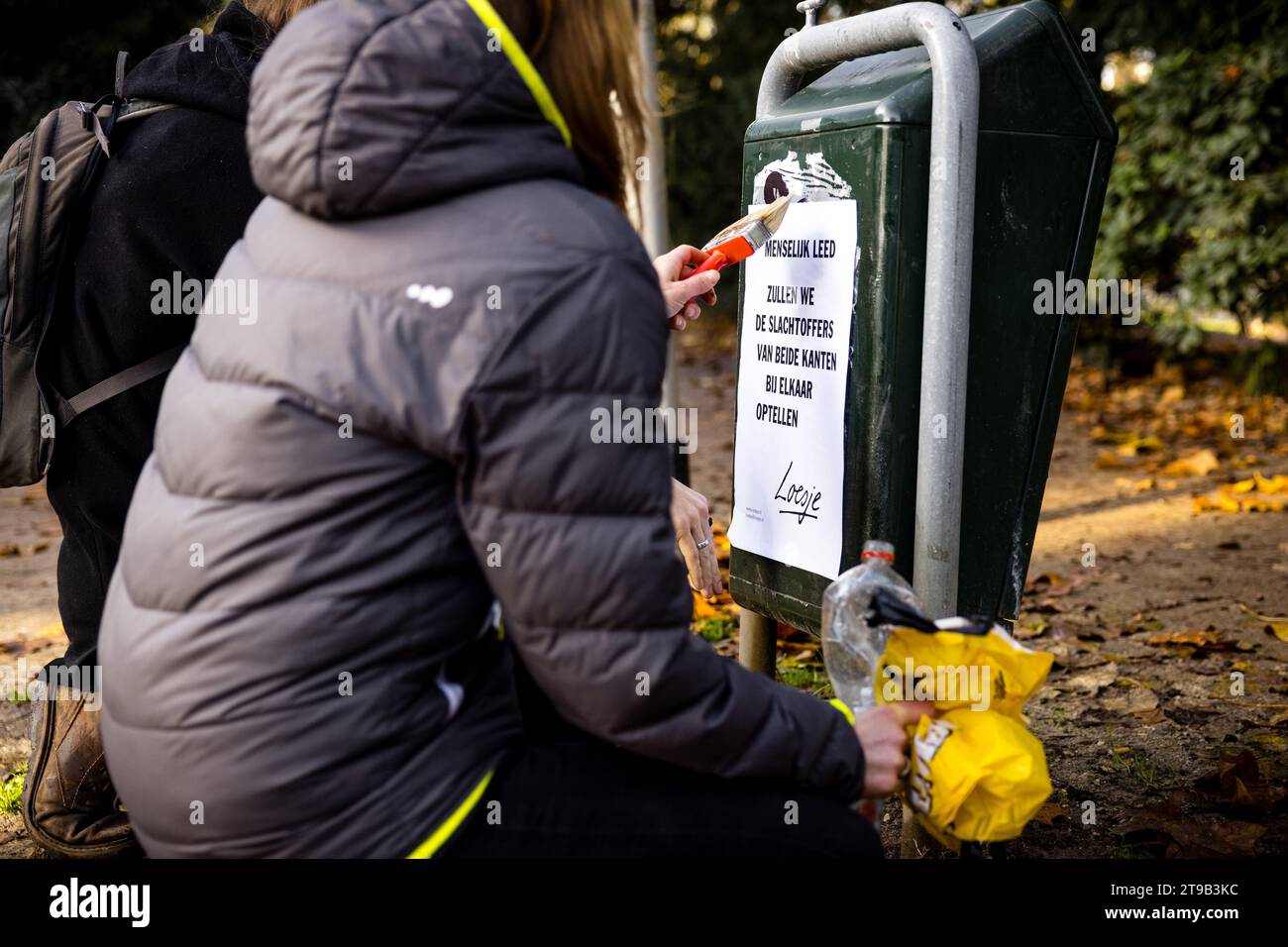 TILBURG - Un supporter de Loesje place des affiches lors d'un marathon d'autocollants pour le quarantième anniversaire de Loesje. ANP ROB ENGELAAR pays-bas Out - belgique Out Banque D'Images