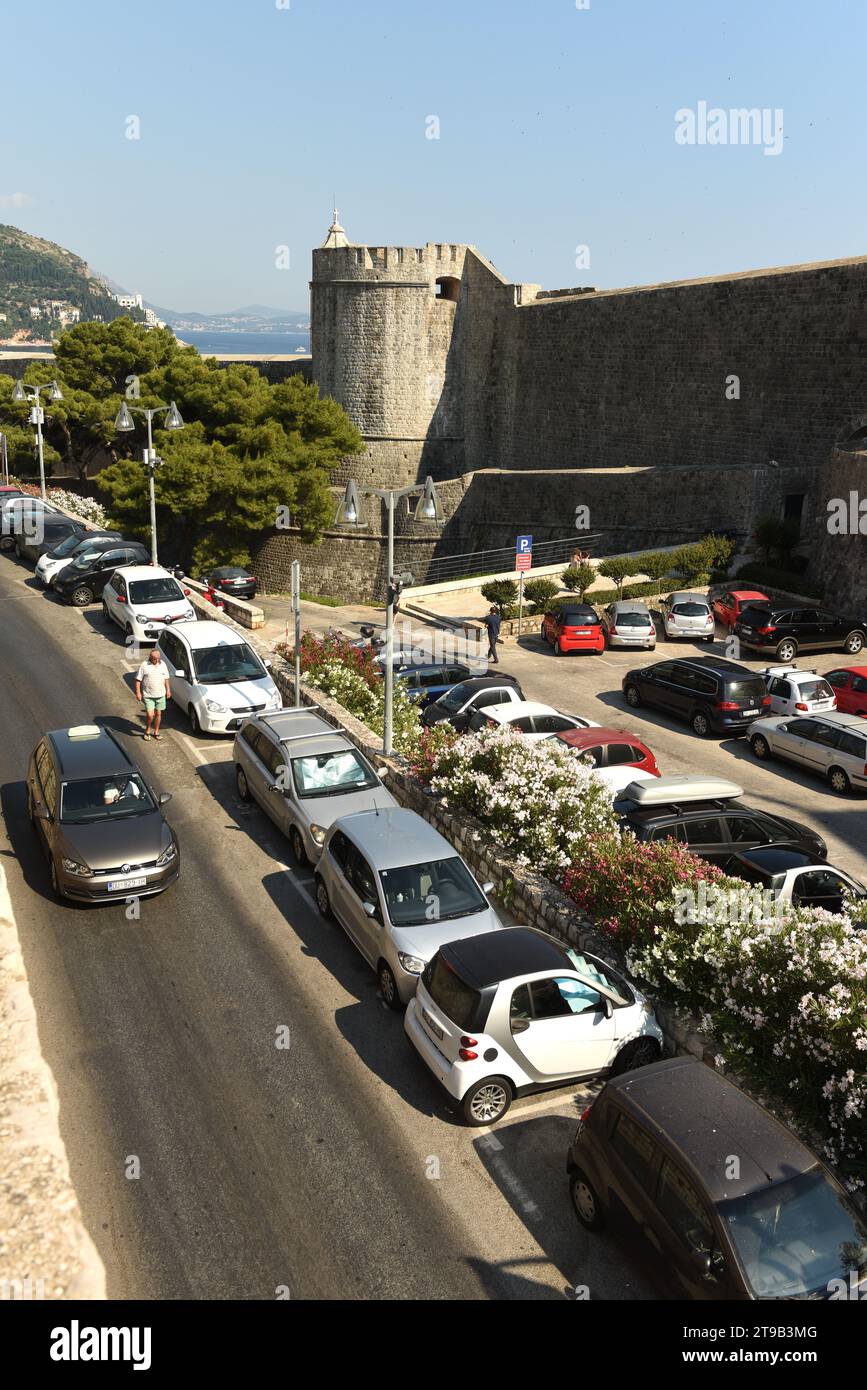Dubrovnik, Croatie - juillet 2021 : une voiture sur le parking près de la vieille ville de Dubrovnik. Banque D'Images