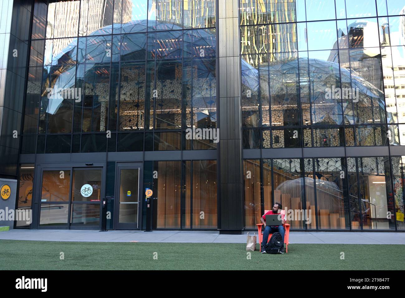 Seattle, WA, États-Unis - 3 août 2023 : personnes près du siège social d'Amazon à Seattle. Banque D'Images