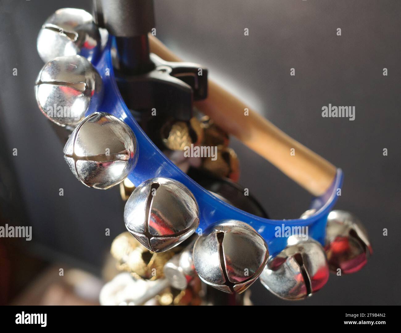 Handheld Sleigh Bells, un petit instrument à percussion Banque D'Images
