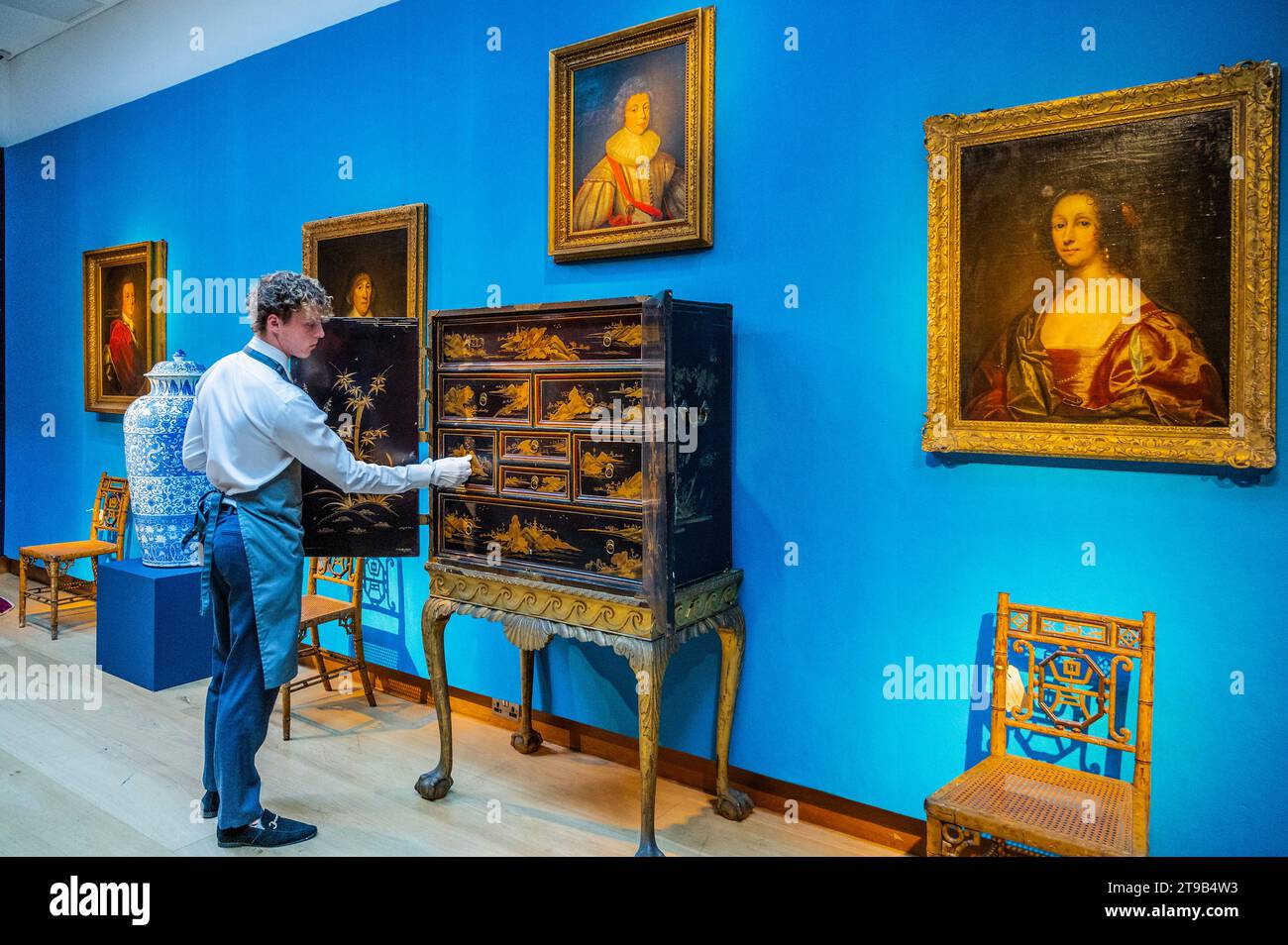 Londres, Royaume-Uni. 24 novembre 2023. Un cabinet chinois noir et doré du début du 18e siècle, estimé GBP 6 000 - GBP 9 000 et d'autres œuvres - Ombersley court : The Collection of Lord and Lady Sandys avant-première vente - chez Christies à Londres. Assemblées sur plus de 450 ans par des membres des familles Sandys et Hill, les estimations varient entre 500 000 £ et 500 000 £. Crédit : Guy Bell/Alamy Live News Banque D'Images