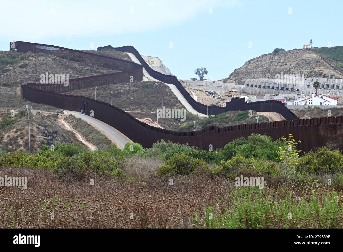 San Ysidro, CA, États-Unis - 30 juillet 2023 : le mur frontalier des États-Unis au Mexique près de Border Field State Park Beach. Banque D'Images