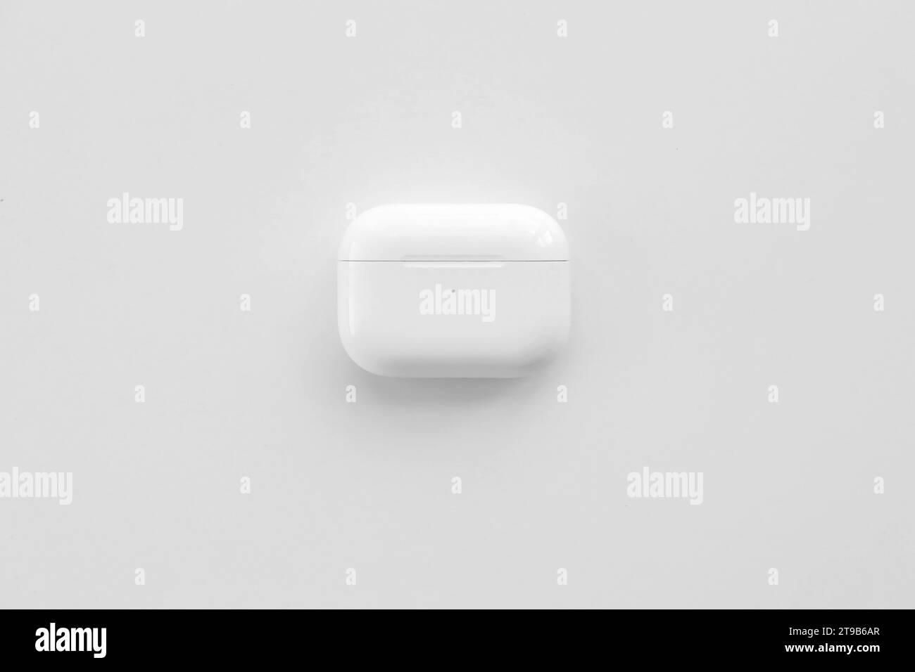 KIEV, UKRAINE - 4 MAI 2023 : Apple AirPods Pro sur fond blanc. Casque sans fil dans un étui de chargement gros plan Banque D'Images