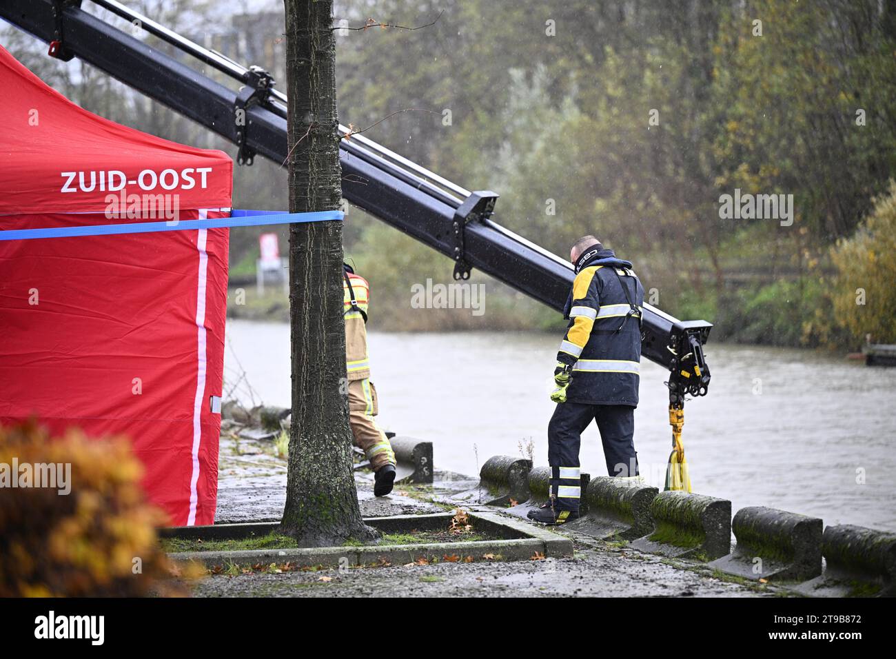 Aalst, Belgique. 24 novembre 2023. Les services d'urgence mènent une opération de recherche dans la rivière Dender à Aalst le vendredi 24 novembre 2023. La perquisition serait liée au décès d ' une femme de 55 ans et de son fils de 22 ans, qui avaient été retrouvés morts chez eux à Denderhoutem le 11 novembre 2023. Le suspect, l'ex-partenaire de la femme, n'a pas encore été retrouvé. BELGA PHOTO JASPER JACOBS crédit : Belga News Agency/Alamy Live News Banque D'Images