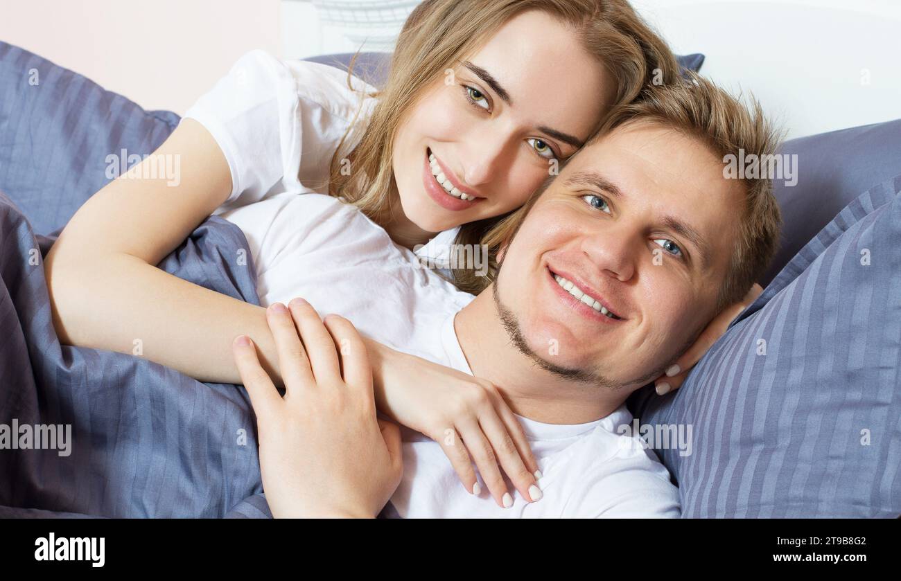 Portrait Happy couple lit chambre le matin, famille heureuse, concept de sommeil sain Banque D'Images