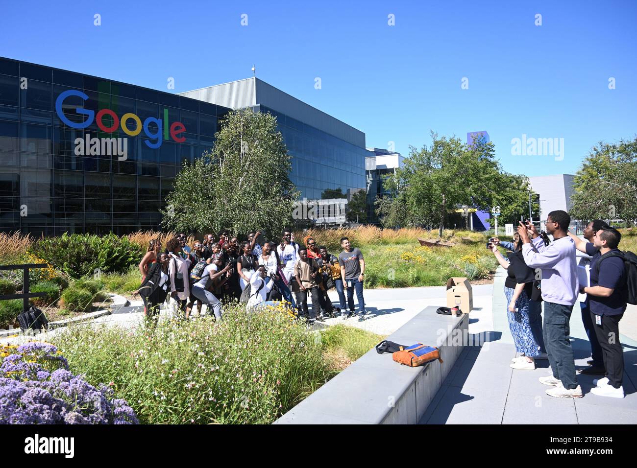 Mountain View, CA, États-Unis - 28 juillet 2023 : personnes près du siège social Googleplex de Google et de sa société mère au 1600 Amphitheatre Parkway Banque D'Images