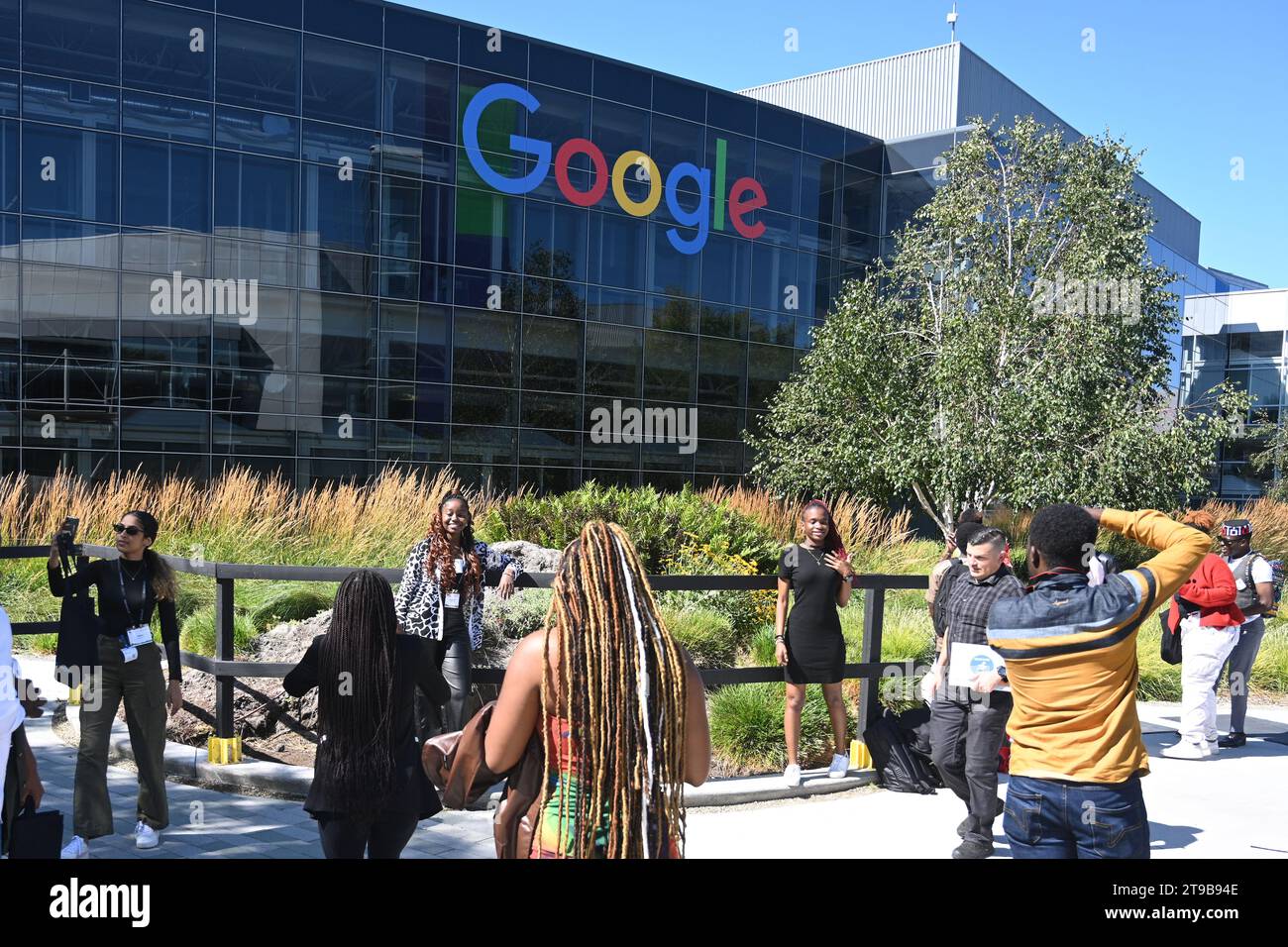 Mountain View, CA, États-Unis - 28 juillet 2023 : personnes près du siège social Googleplex de Google et de sa société mère au 1600 Amphitheatre Parkway Banque D'Images