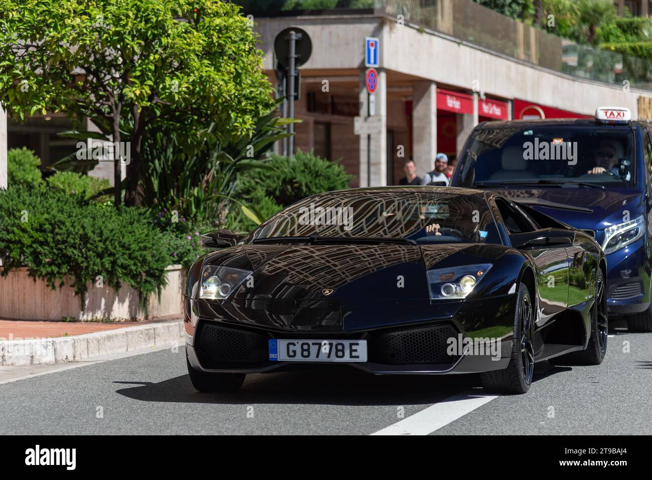 Monaco, Monaco - Noir Lamborghini Murciélago LP670-4 SV conduire sur la route. Banque D'Images