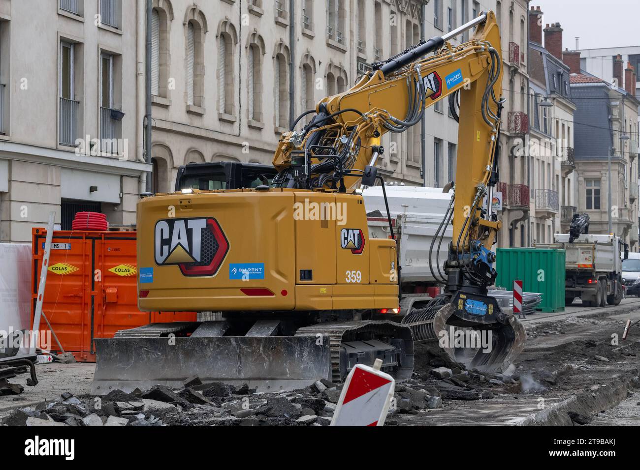 Nancy, France - pelle sur chenilles jaune CAT 325 sur chantier. Banque D'Images