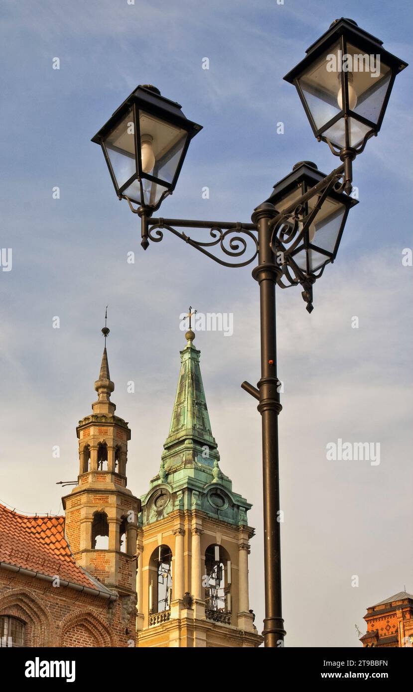 Détail de l'ancien hôtel de ville et de la tour de l'église du Saint-Esprit à Toruń, Kujawsko-Pomorskie, Pologne Banque D'Images
