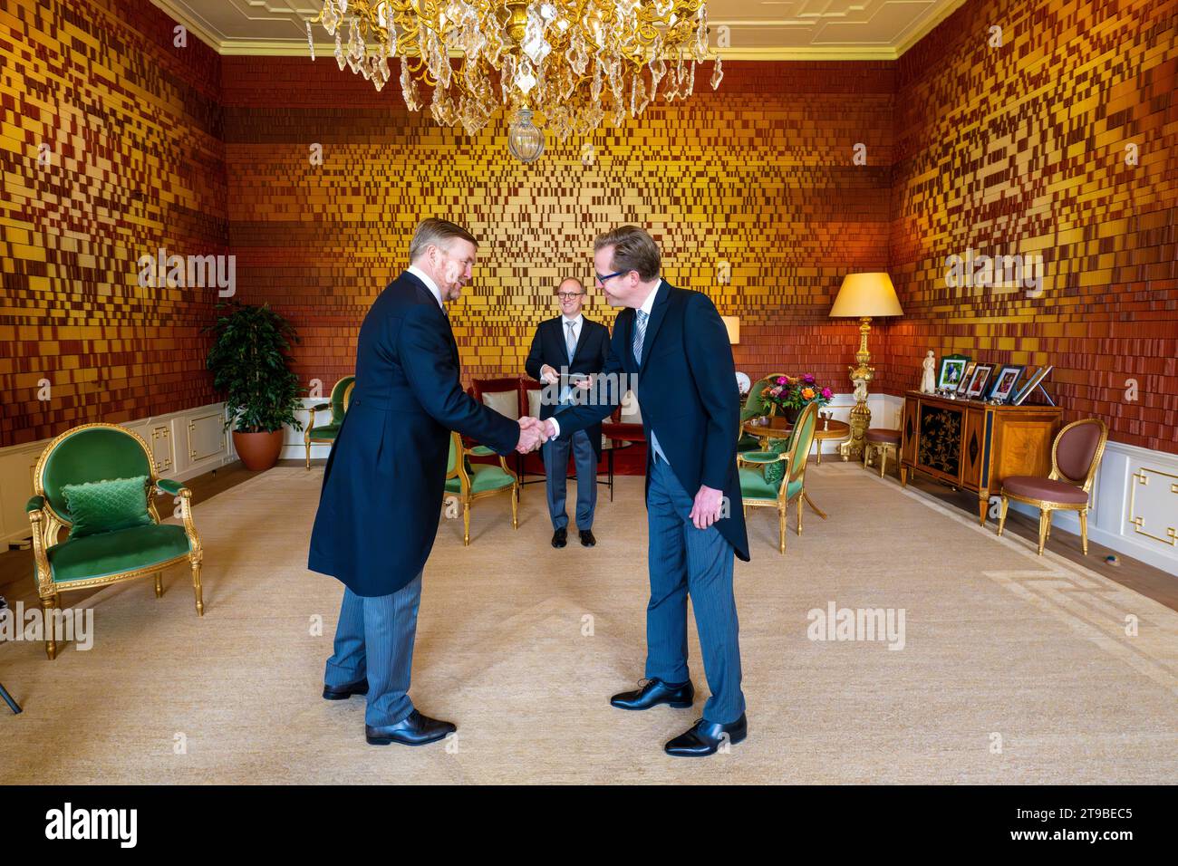 LA HAYE - le roi Willem-Alexander (L) a prêté serment à Christophe van der Maat (VVD) en tant que secrétaire d'Etat à la Défense. Van der Maat a temporairement repris les fonctions d'Eric van der Burg à la Justice et à la sécurité et retourne à son ancien poste à la Défense. ANP POOL MISCHA SCHOEMAKER netherlands Out - belgique Out Banque D'Images