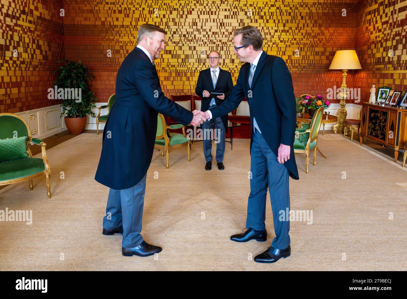 LA HAYE - le roi Willem-Alexander (L) a prêté serment à Christophe van der Maat (VVD) en tant que secrétaire d'Etat à la Défense. Van der Maat a temporairement repris les fonctions d'Eric van der Burg à la Justice et à la sécurité et retourne à son ancien poste à la Défense. ANP POOL MISCHA SCHOEMAKER netherlands Out - belgique Out Banque D'Images